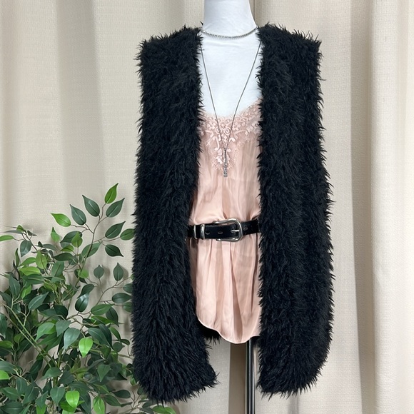 MADDEN GIRL faux fur black vest - Picture 4 of 16